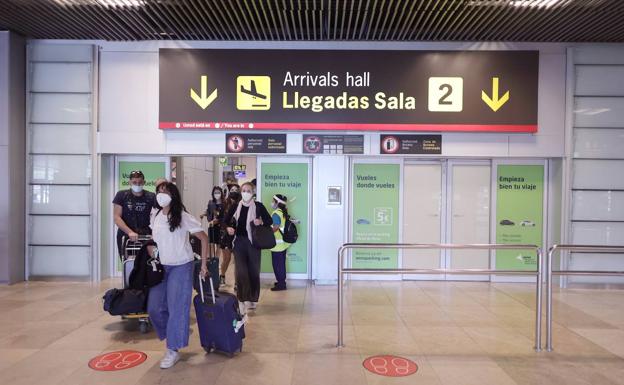 Varios viajeros llegan a la T-1 del aeropuerto Adolfo Suárez Madrid-Barajas. 