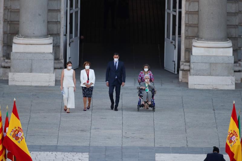 El presidente del Gobierno, Pedro Sánchez, junto a Araceli Hidalgo (d), la mujer de 97 años que el pasado 27 de diciembre se convirtió en la primera persona vacunada en España