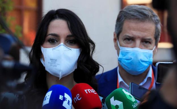 La líder de Ciudadanos, Inés Arrimada, atiende a los medios de comunicación 