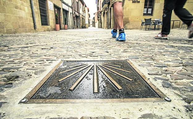 Símbolo universal del Camino de Santiago, la concha señala la ruta en la calle Mayor de Santo Domingo. 