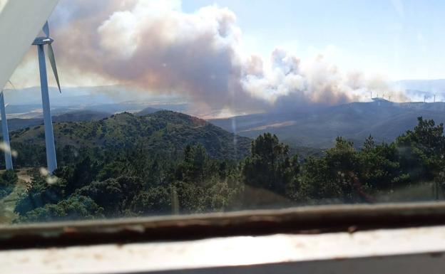 Imagen principal - El primer gran incendio de la temporada en La Rioja quema hasta el momento 200 hectáreas de las laderas del Monte Yerga