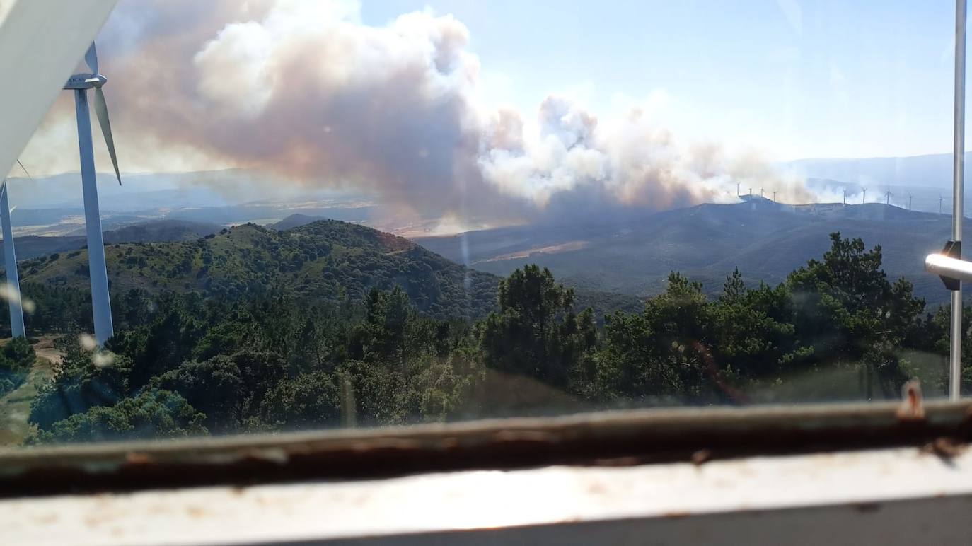 Incendio en Yerga: una columna que se ve desde kilómetros