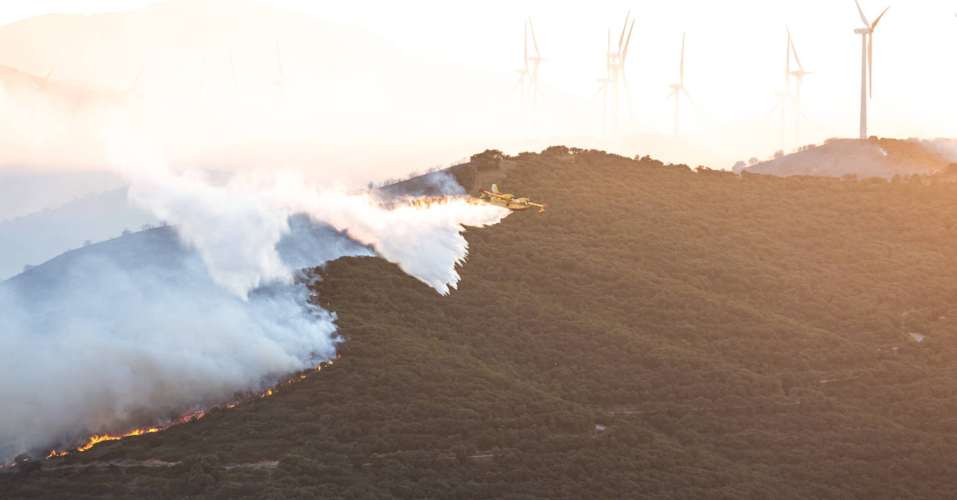 Fotos: La Rioja pide el despliegue de varios helicópteros, aviones e hidroaviones para la extinción del incendio en el Yerga