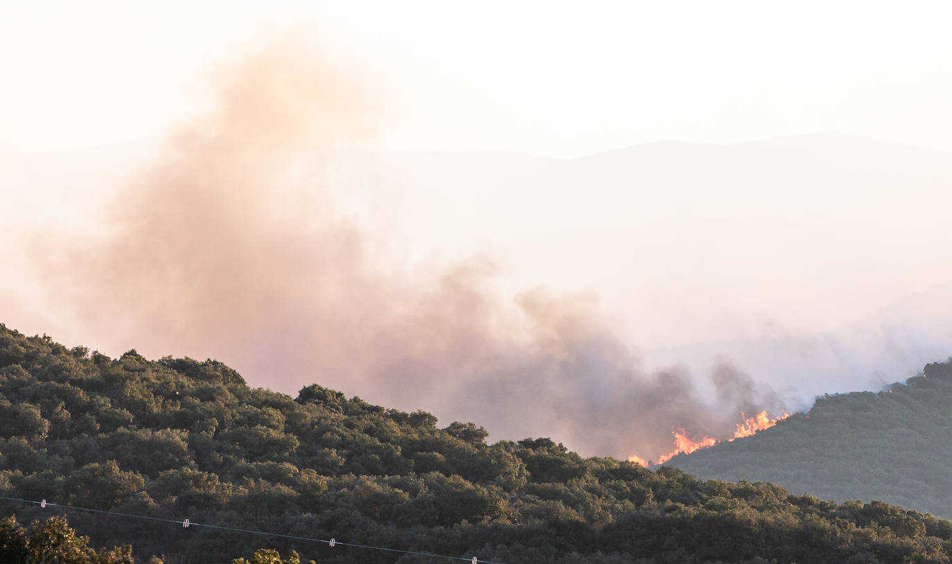 Fotos: La Rioja pide el despliegue de varios helicópteros, aviones e hidroaviones para la extinción del incendio en el Yerga