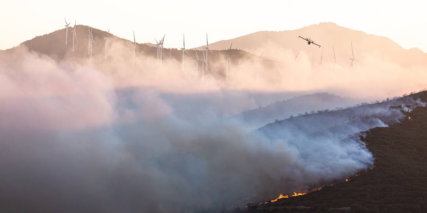 Fotos: La Rioja pide el despliegue de varios helicópteros, aviones e hidroaviones para la extinción del incendio en el Yerga