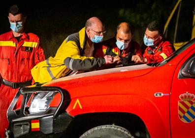 Imagen secundaria 1 - Incendio en Yerga, La Rioja: el aparcamiento de las piscinas de Grávalos fue la base de operaciones