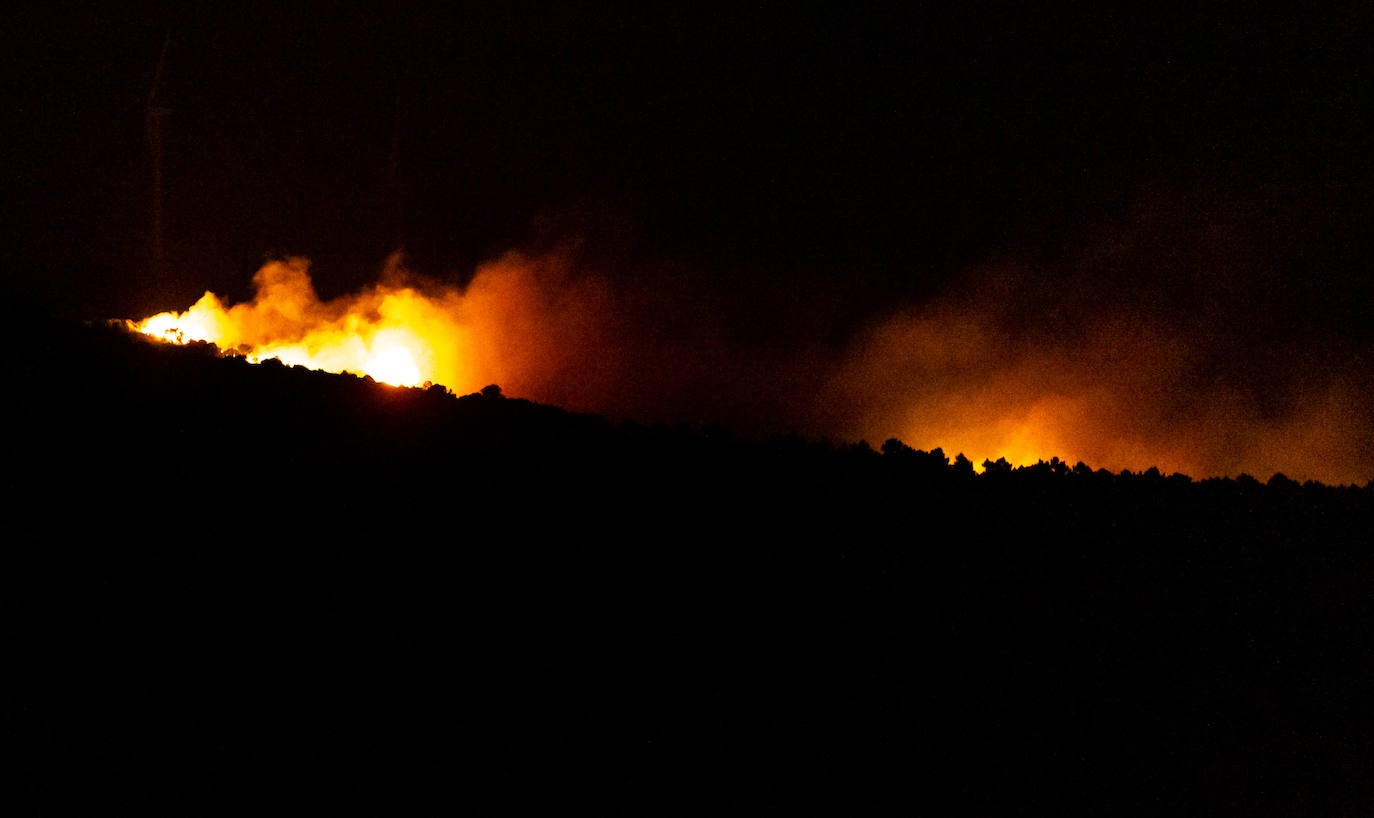 Fotos: Noche de lucha contra el incendio de Yerga