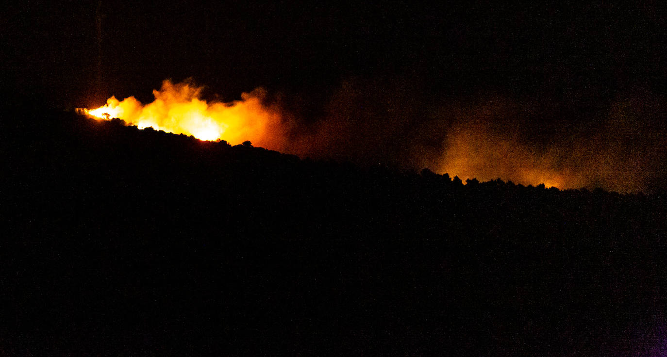 Fotos: Noche de lucha contra el incendio de Yerga