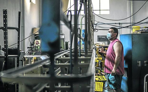 Un operario, a la espera de que volviera la luz.