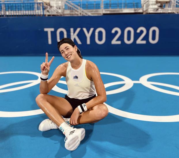 Garbiñe Muguruza posa sonriente en las pistas de Tokio. 