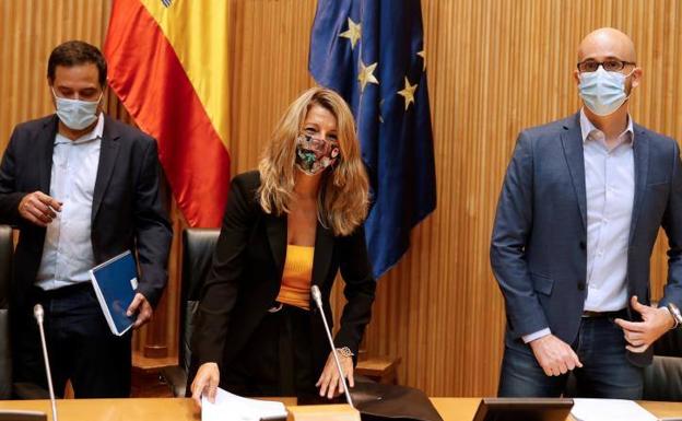 Yolanda Díaz junto a Nacho Álvarez (dcha.) y Josep Vendrell (izq.) en el encuentro de este martes.