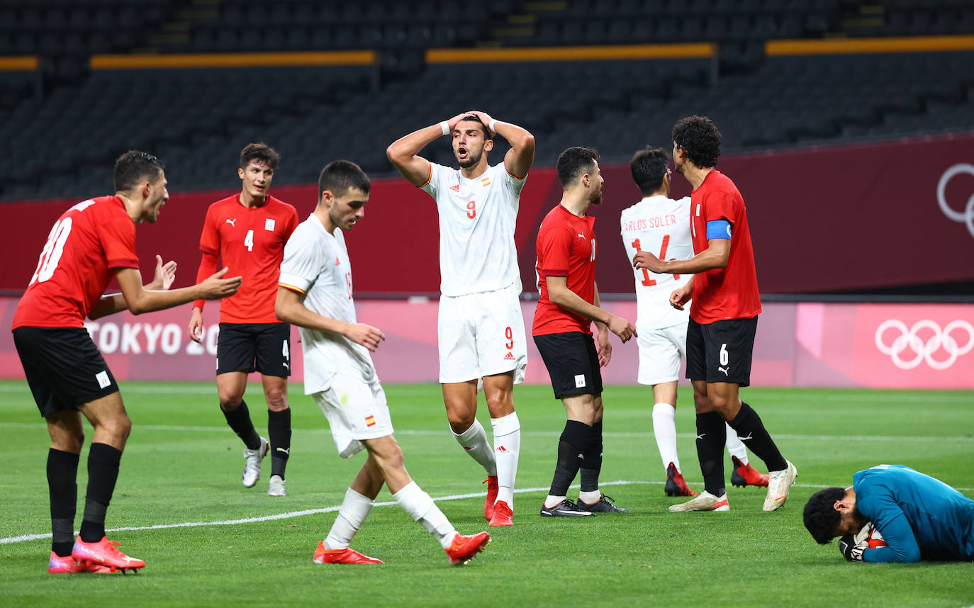 España se estrella contra su falta de gol