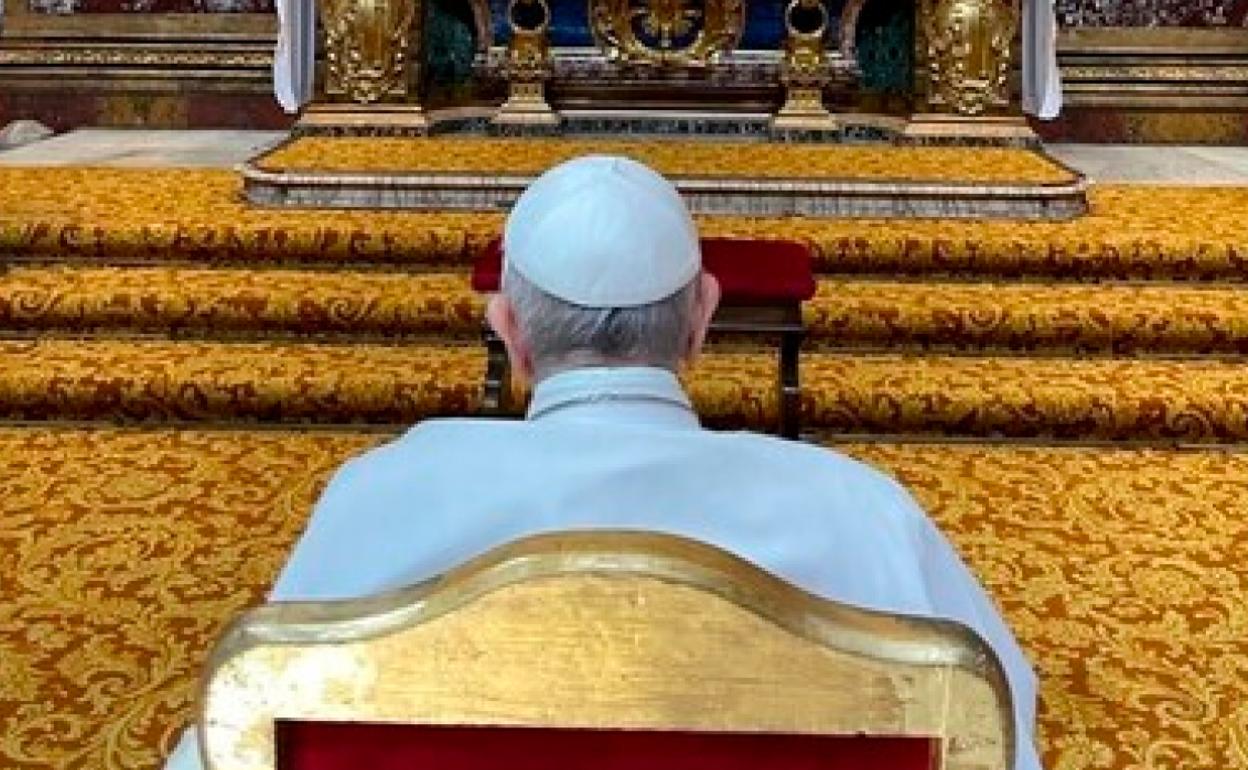 El Papa fotografiado de espaldas en la basísila de Santa María la Mayor 