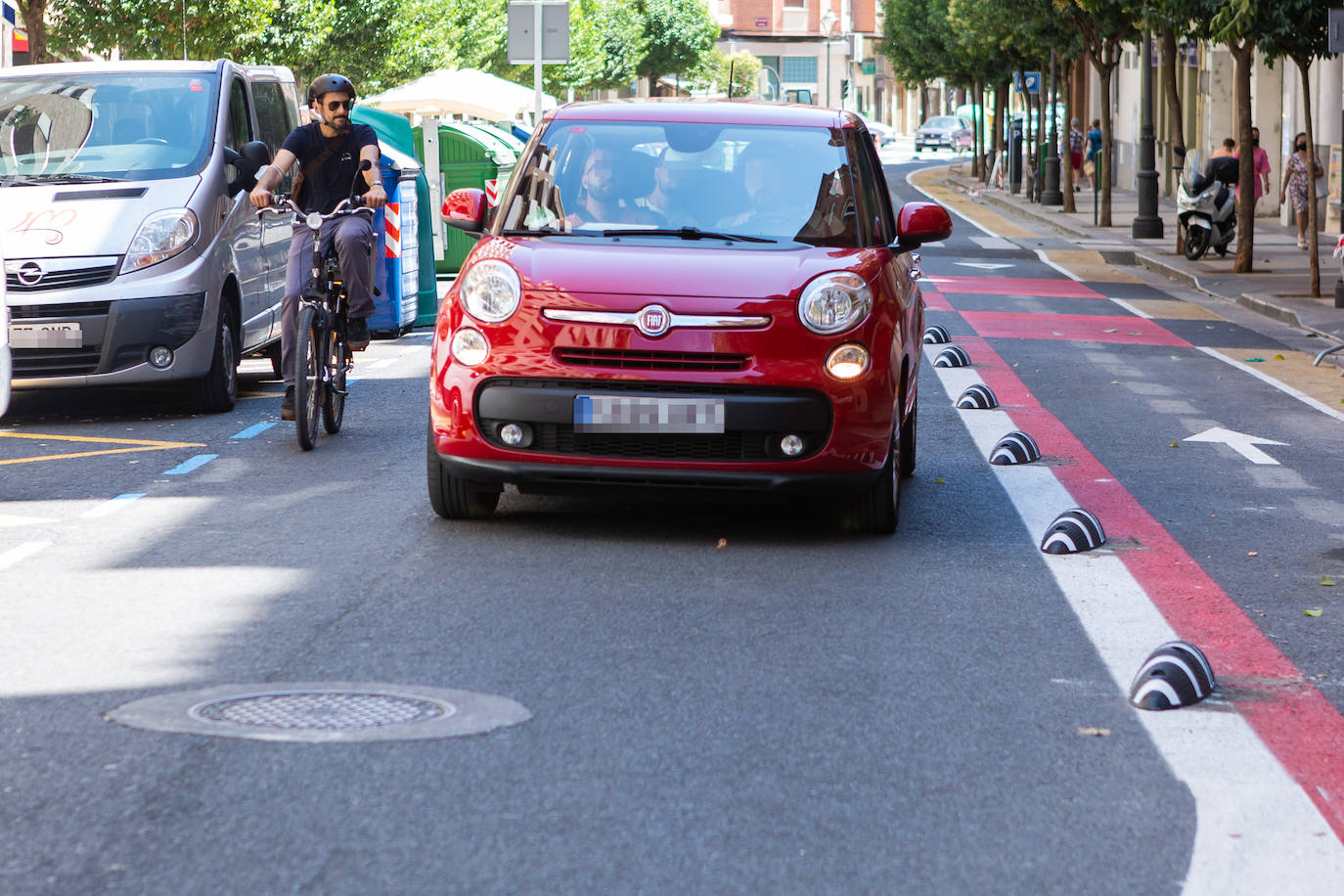 Fotos: Coches, peatones y bicicletas, entre los colores en la calzada de Duquesa de la Victoria