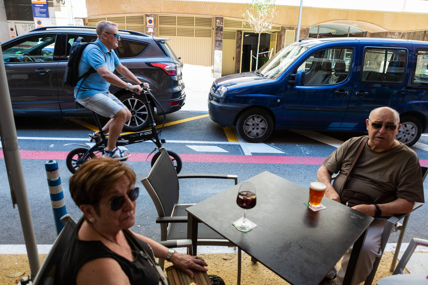 Fotos: Coches, peatones y bicicletas, entre los colores en la calzada de Duquesa de la Victoria