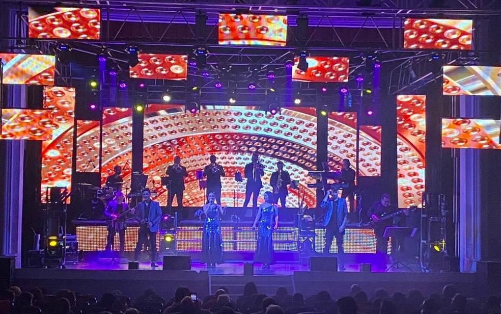Orquesta La Pasarela, durante una actuación 