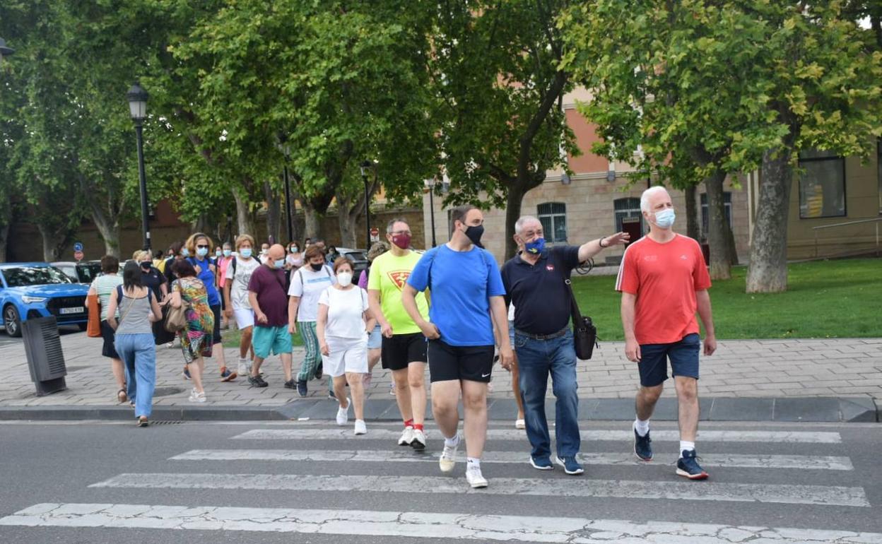 El alcalde, junto al presidente de la Asociación de Amigos del Camino de Santiago, y los concejales Adrián Calonge y Rubén Antoñanzas, seguidos por los ciudadanos que han participado en el recorrido, en el cruce de Murrieta . 