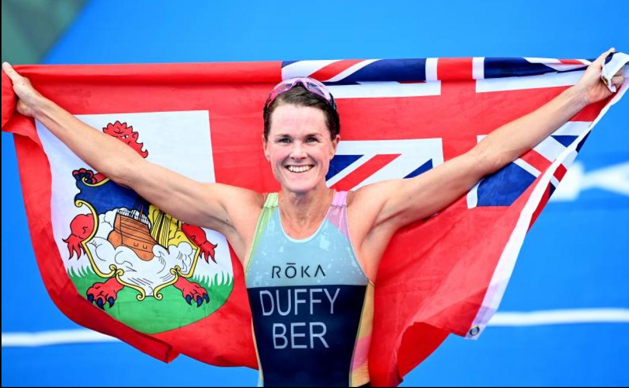 Flora Duffy, tras imponerse en la prueba de triatlón. 