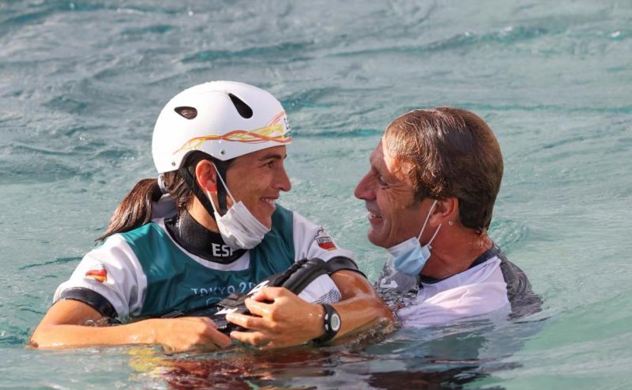 Maialen Chourraut celebra la medalla de plata junto a su marido y entrenador Xabi Etxaniz. 