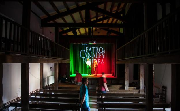 Interior del teatro de Canales de la Sierra. 