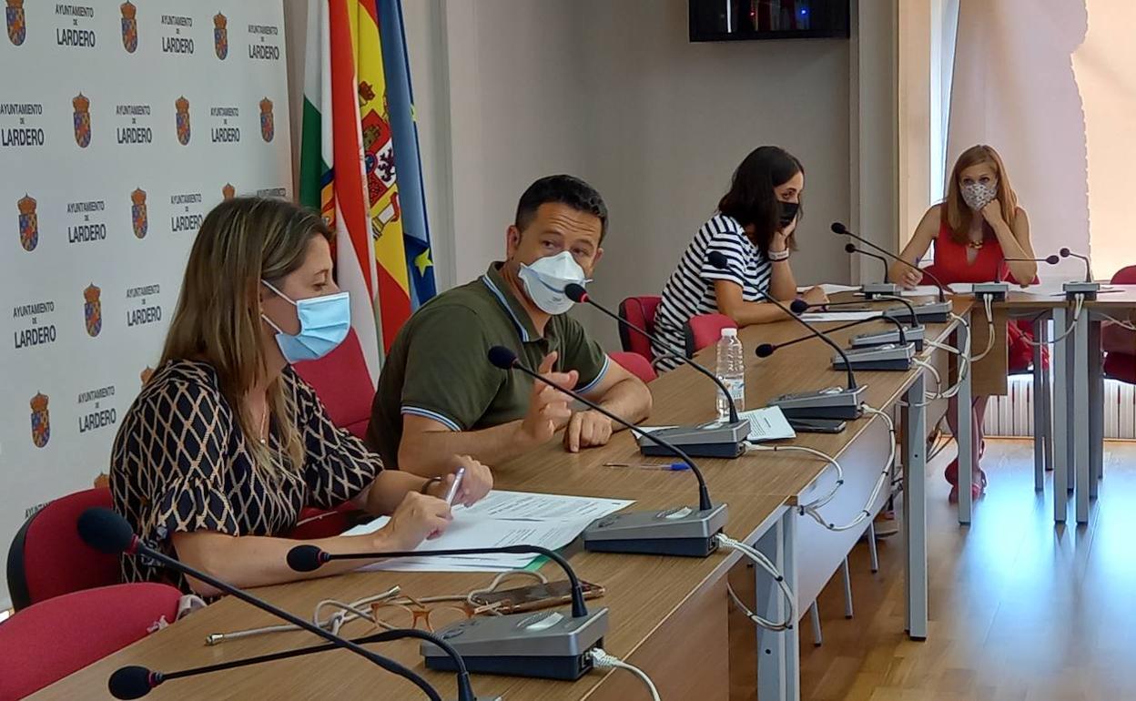 Vallejo dirige la sesión del pleno, situado entre Gómez, Martínez y González.