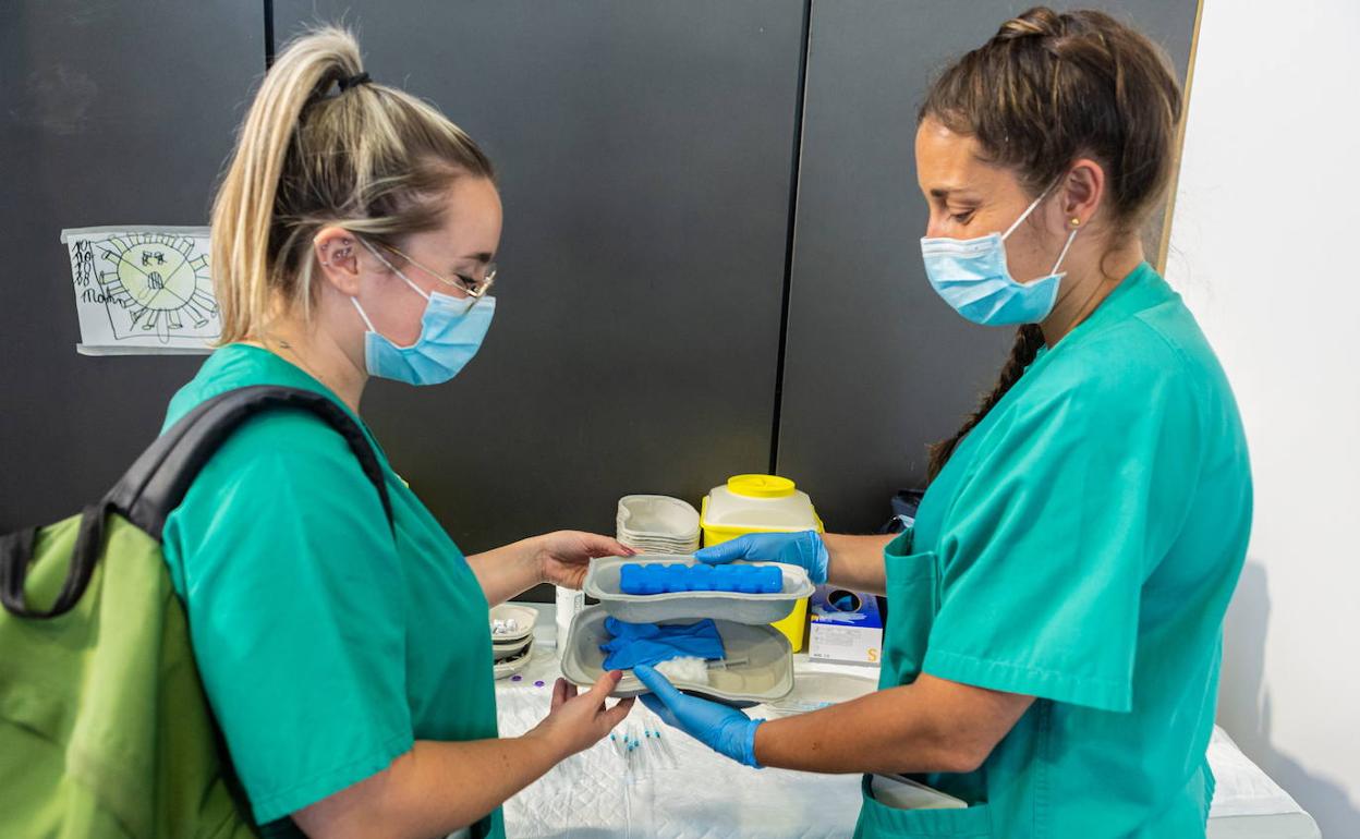 Dos sanitarias durante su jornada de vacunación en el Riojafórum logroñes. 