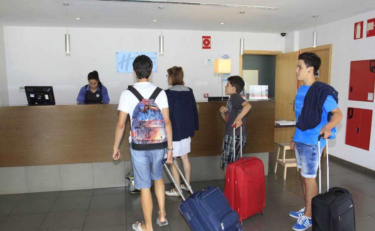 Turistas en la recepción de un hotel.