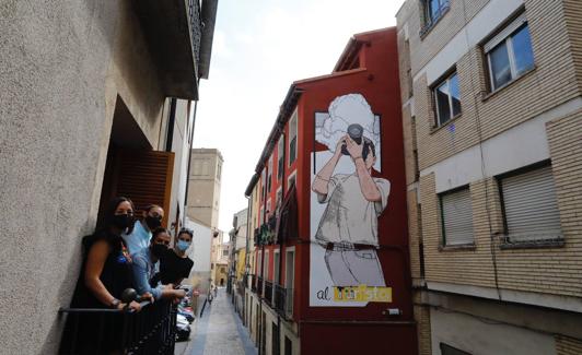 Esmeralda Campos, Paola Feregrino, Adrián Calonge y Susana Garay, este viernes en el nº 36 de la calle Barriocepo, donde se puede admirar el mural que esta última acaba de culminar y que tiene como protagonista a un turista inmortalizando la ciudad de Logroño con su cámara.