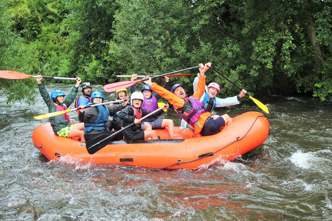 Más de un centenar de personas han participado en el descenso del río. 