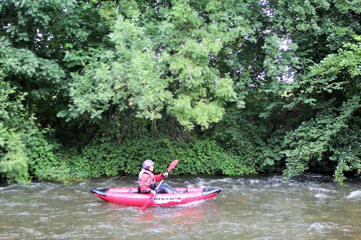 Más de un centenar de personas han participado en el descenso del río. 