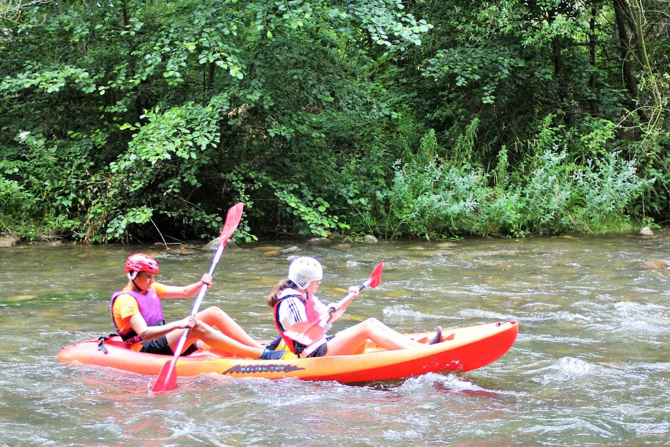Más de un centenar de personas han participado en el descenso del río. 