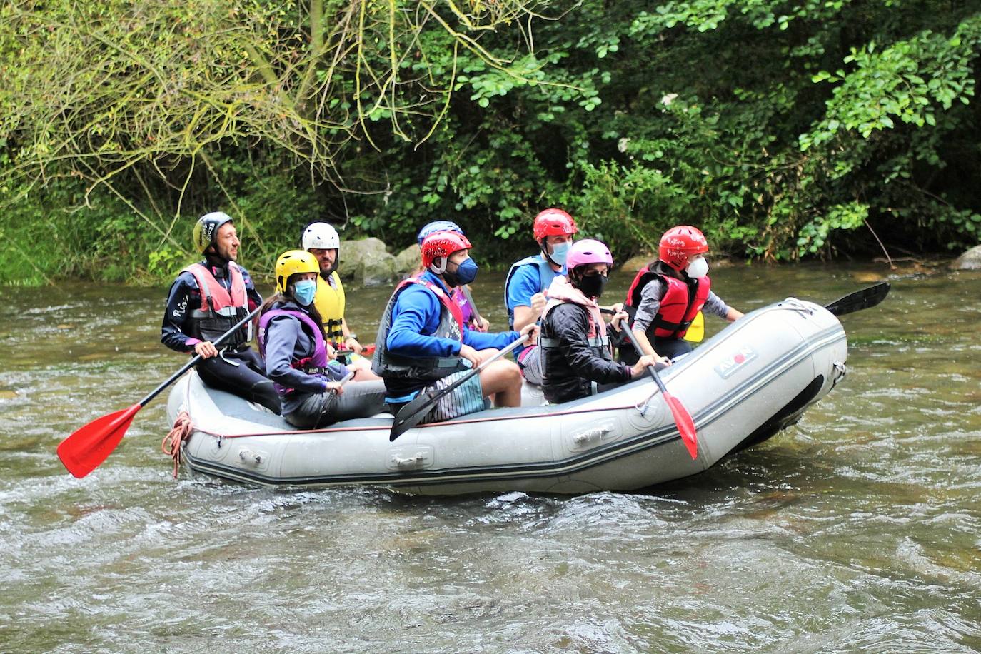 Más de un centenar de personas han participado en el descenso del río. 