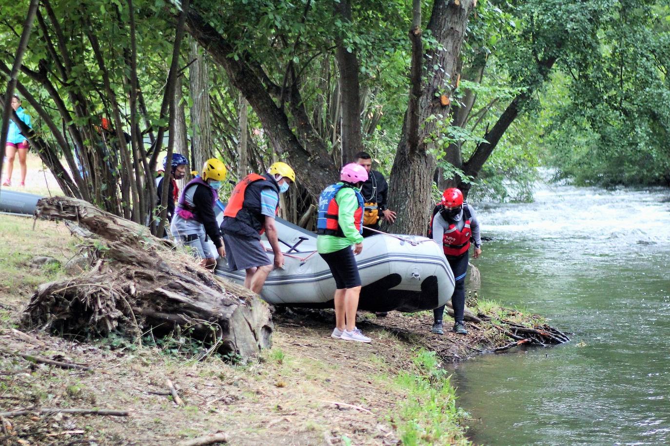 Más de un centenar de personas han participado en el descenso del río. 