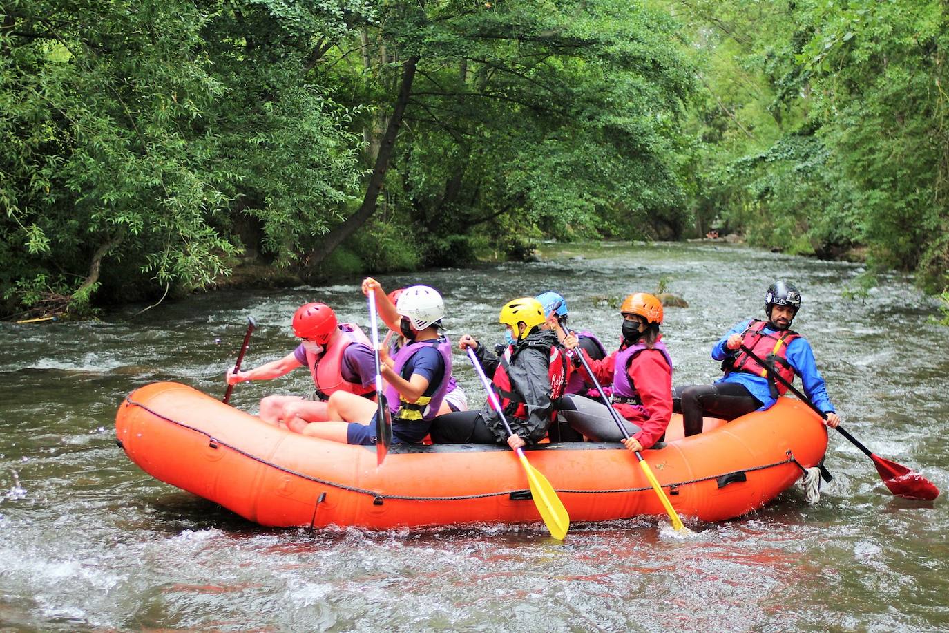 Más de un centenar de personas han participado en el descenso del río. 
