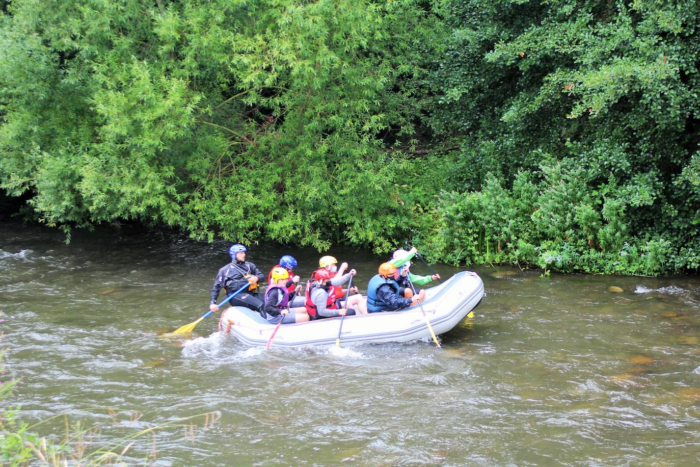 Más de un centenar de personas han participado en el descenso del río. 