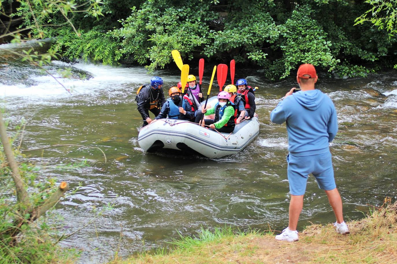 Más de un centenar de personas han participado en el descenso del río. 