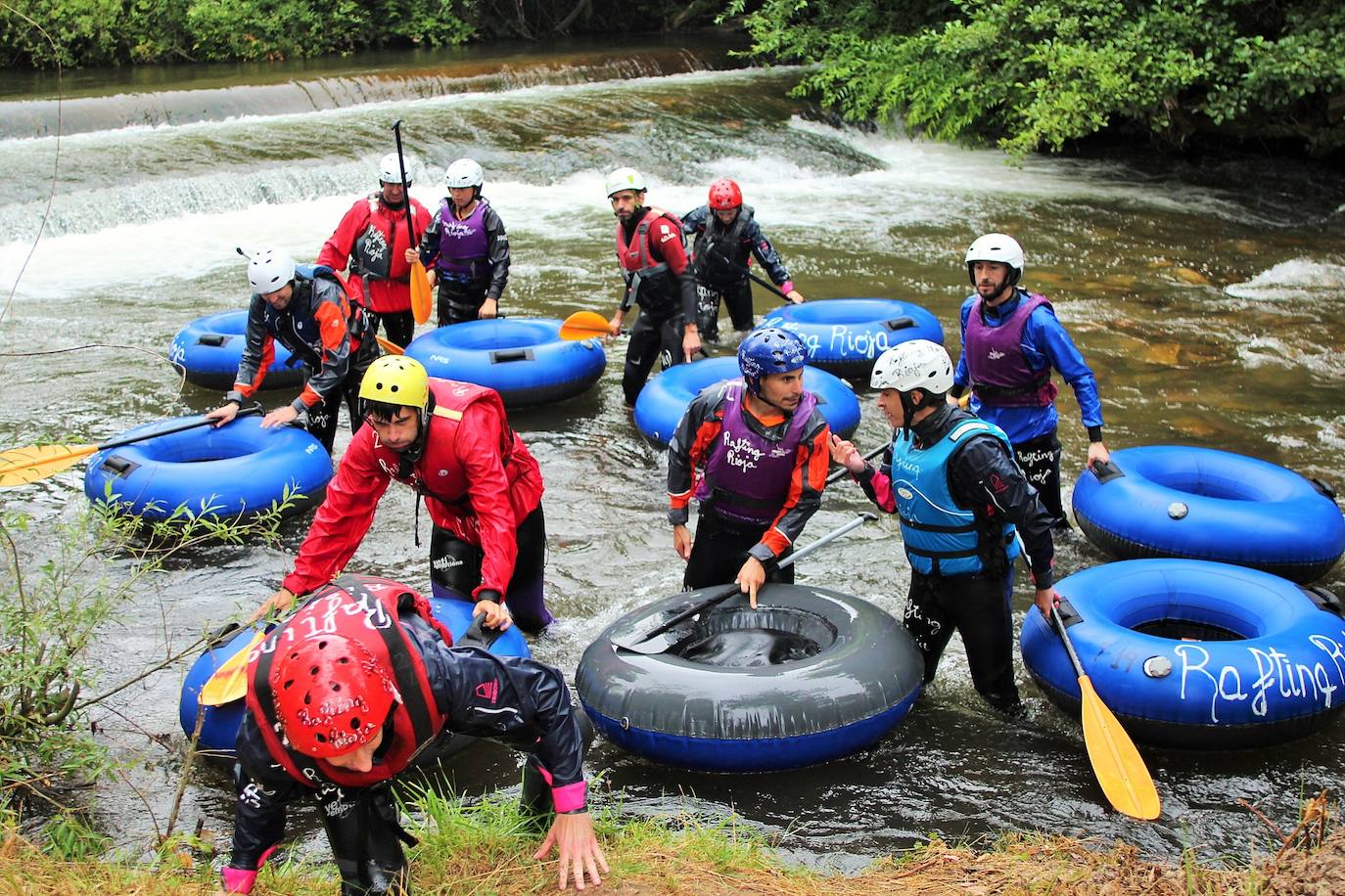 Más de un centenar de personas han participado en el descenso del río. 