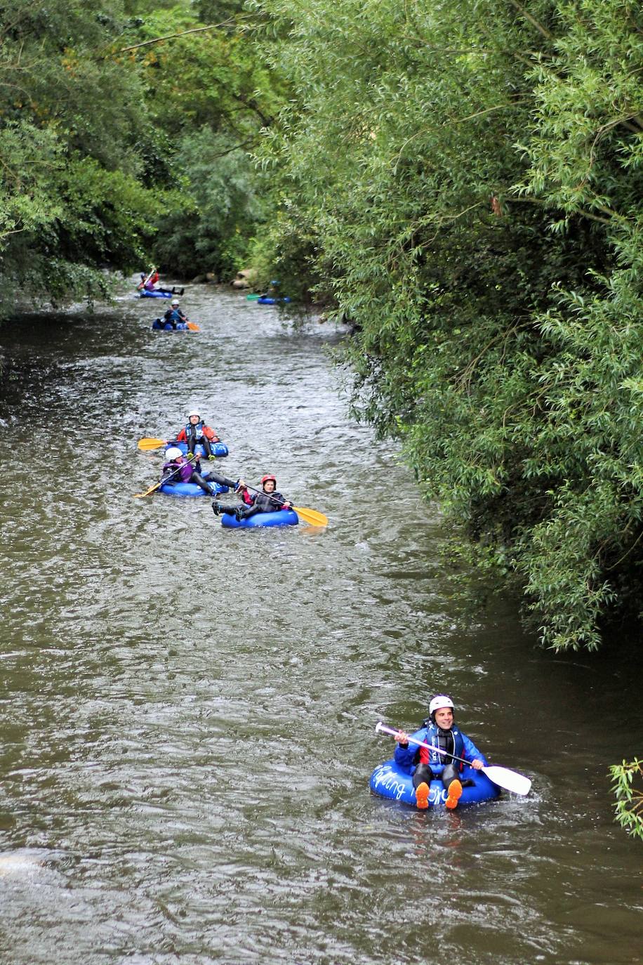 Más de un centenar de personas han participado en el descenso del río. 