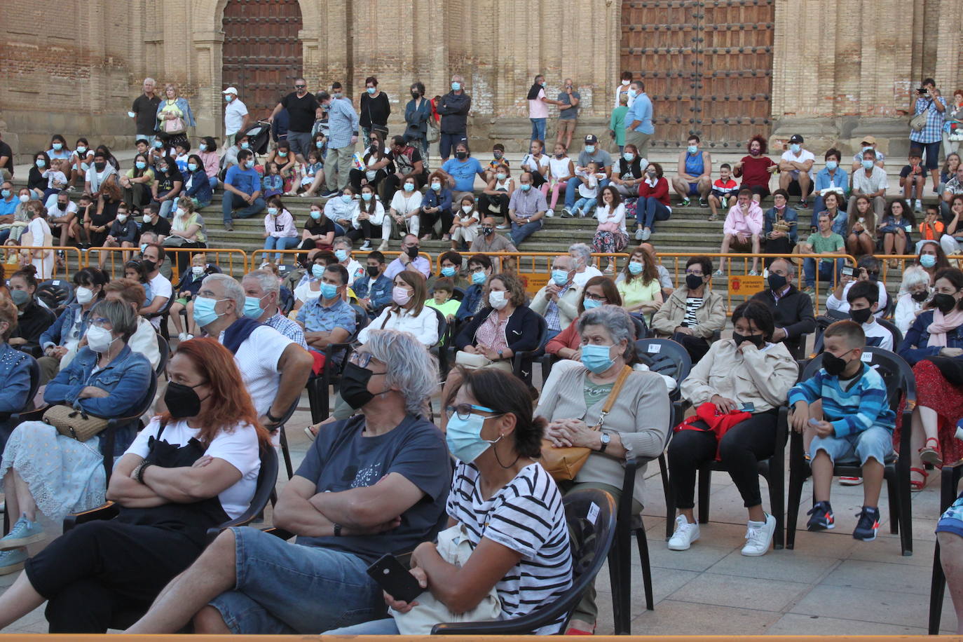 Artencalle, el Festival de Teatro, Circo y Artes de calle, ha convertido este fin de semana la plaza de España de Alfaro en un gran escenario al aire libre.