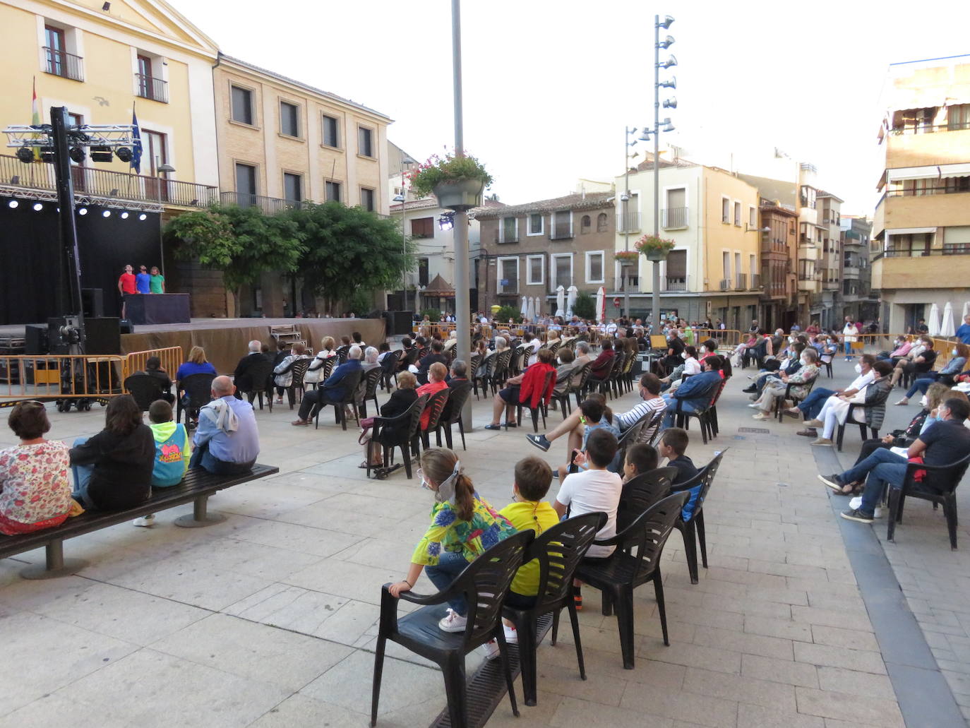 Artencalle, el Festival de Teatro, Circo y Artes de calle, ha convertido este fin de semana la plaza de España de Alfaro en un gran escenario al aire libre.