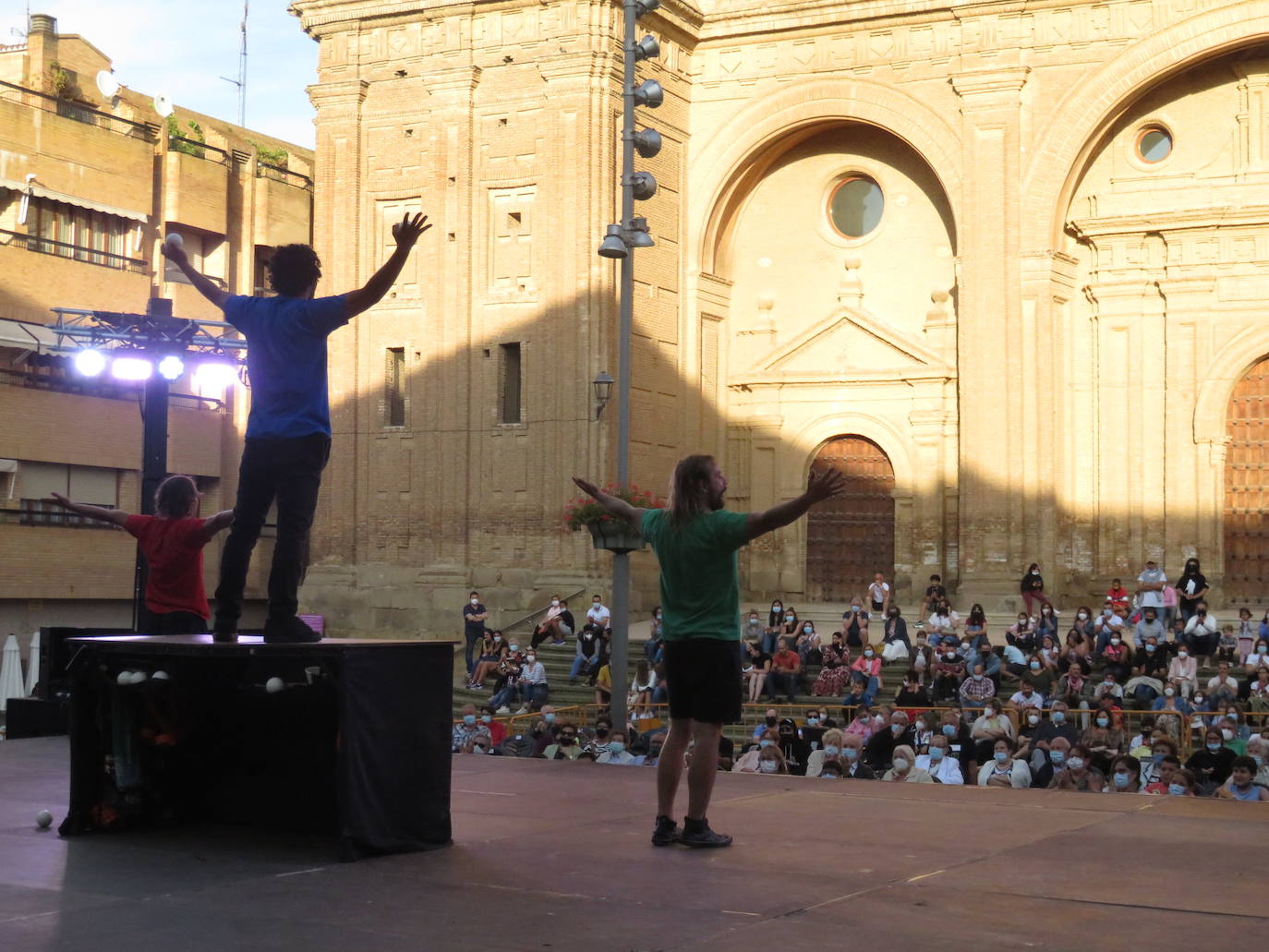 Artencalle, el Festival de Teatro, Circo y Artes de calle, ha convertido este fin de semana la plaza de España de Alfaro en un gran escenario al aire libre.