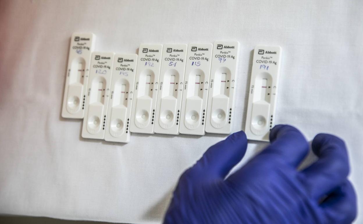 Pruebas de antígenos para detectar casos de COVID-19. 