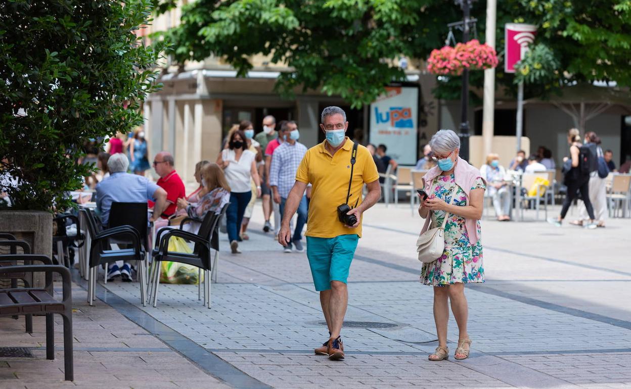 Gente por las calles de logroño 