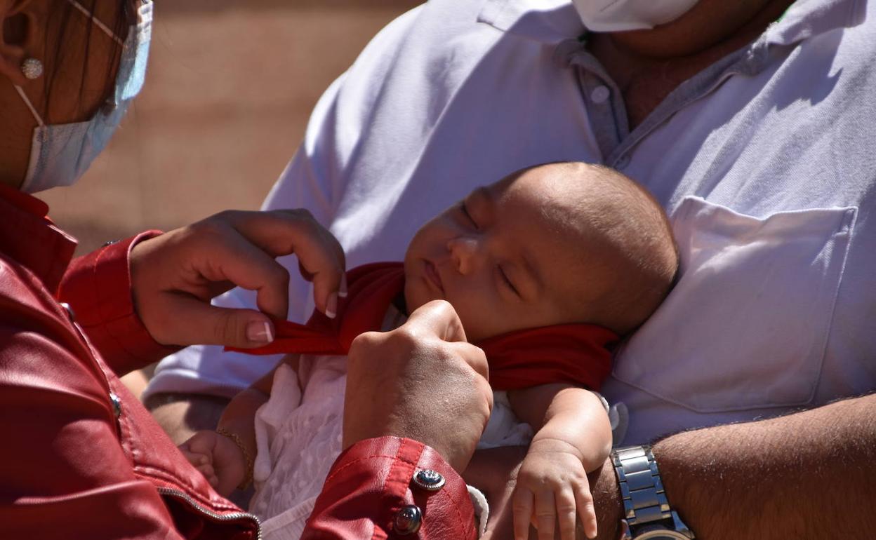 Los más pequeños recibieron su pañuelo dormidos. 