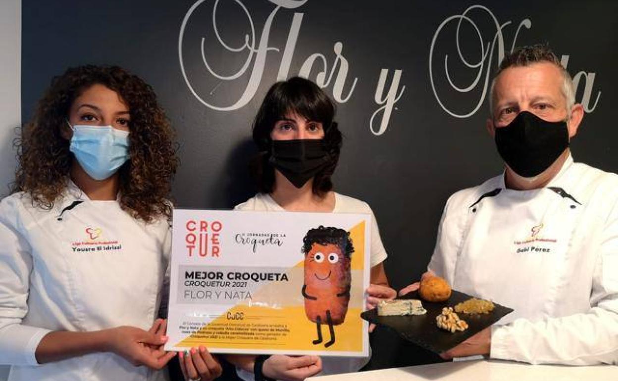 La presidenta del Consejo de la Juventud de Calahorra, Carolina Celorrio, entrega el diploma a la mejor croqueta de las jornadas a los responsables del 'Rincón de Flor y Nata'. 