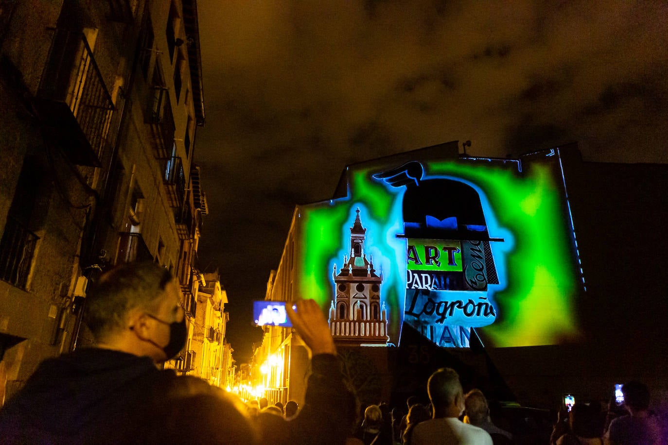 Arranca la ruta guiada de 'videomapping' en Logroño como una iniciativa pionera que ayer reunió a 200 personas. 