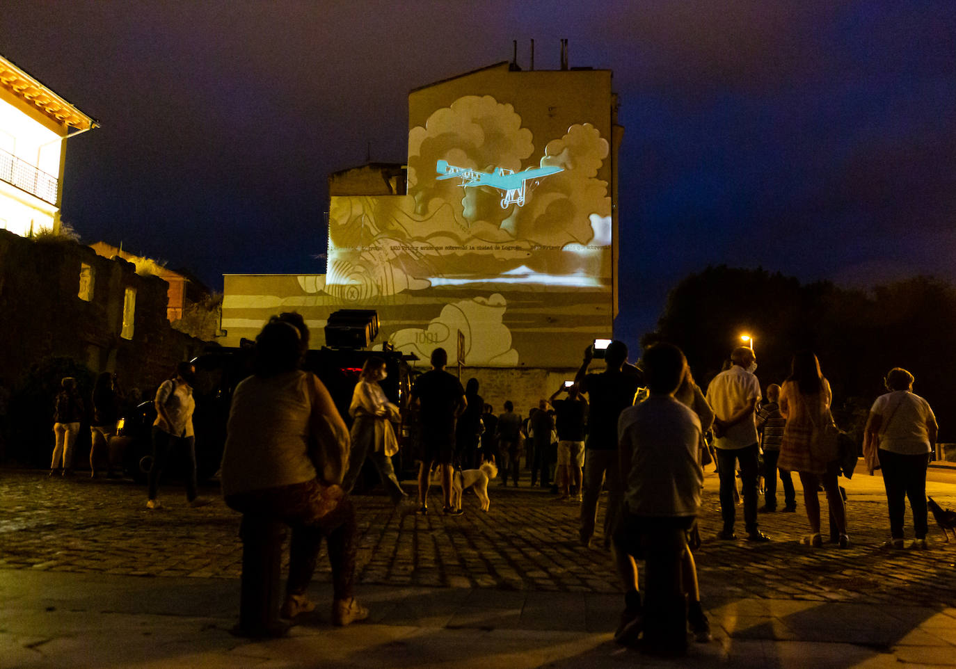 Arranca la ruta guiada de 'videomapping' en Logroño como una iniciativa pionera que ayer reunió a 200 personas. 