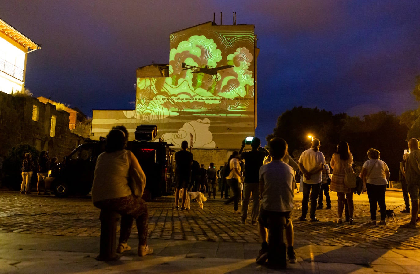 Arranca la ruta guiada de 'videomapping' en Logroño como una iniciativa pionera que ayer reunió a 200 personas. 