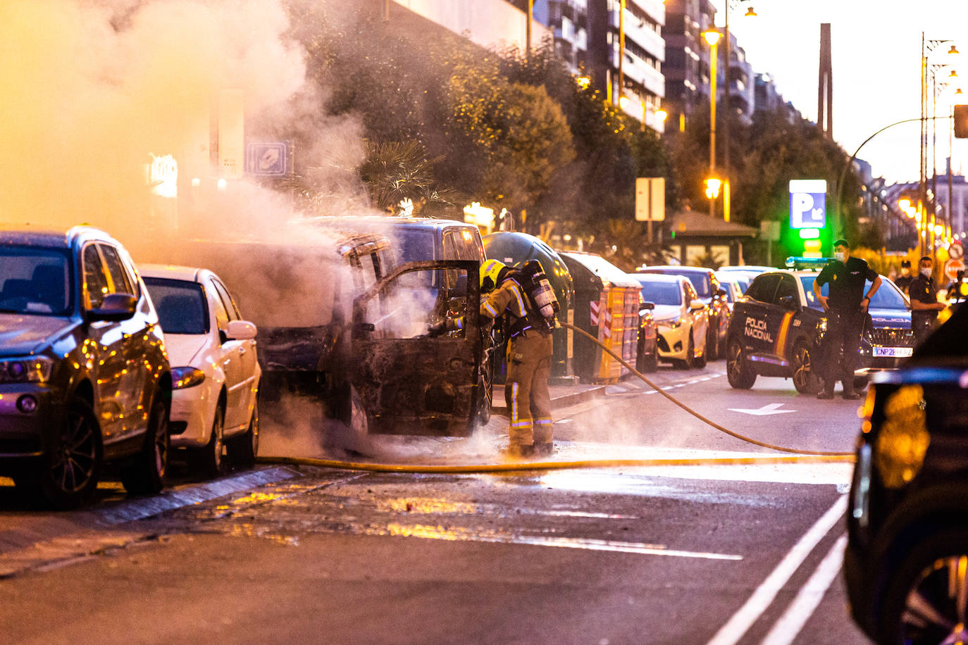 El humo y las llamas alertaron a los vecinos al arder una furgoneta