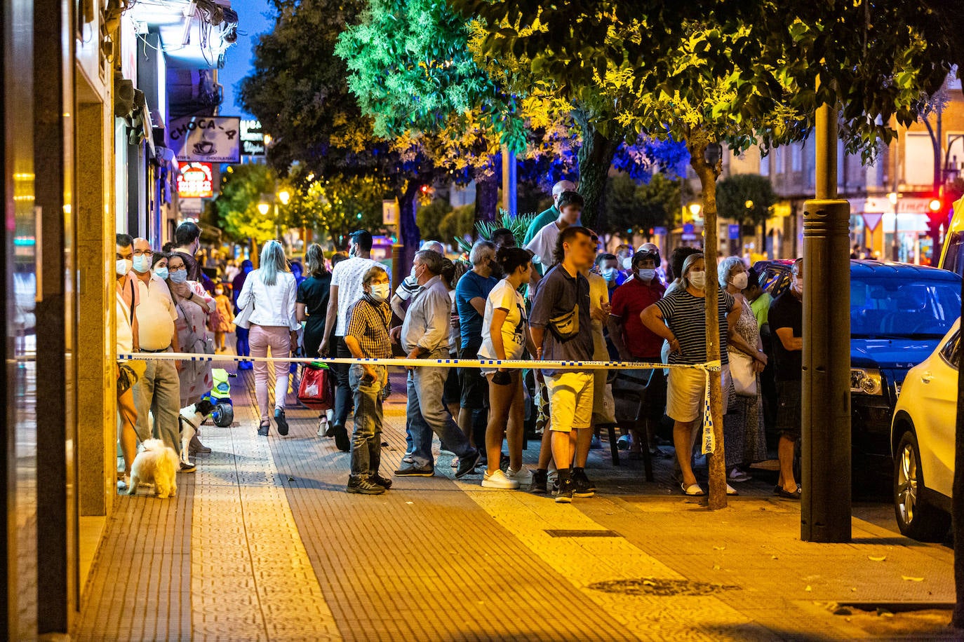 El humo y las llamas alertaron a los vecinos al arder una furgoneta